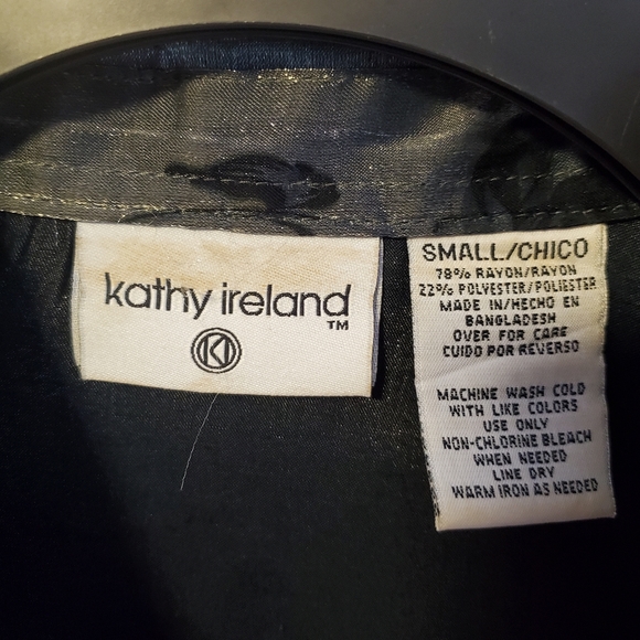 SOLD Kathy Ireland Gray Jaquard Floral Button-Down Size Small - Picture 6 of 9